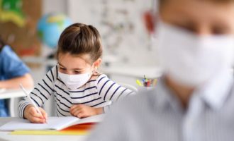Κορωνοϊός κι άλλες ιώσεις σε έξαρση – Να επιστρέψουν οι μάσκες στα σχολεία, ζητάνε επιστήμονες