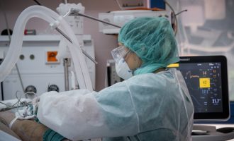 Κορωνοϊός: Σε έξαρση τα κρούσματα με 229 νέες εισαγωγές στα νοσοκομεία – Κορύφωση σε 10 ημέρες