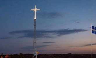 Ο Ερντογάν θα παραπονεθεί στη Μέρκελ για τον γιγαντιαίο ελληνικό σταυρό στα σύνορα