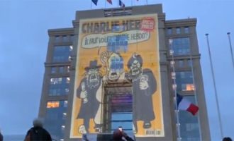 Πυγμή από Μακρόν: Σκίτσα του Charlie Hebdo φωτίζουν κυβερνητικά κτήρια της Γαλλίας