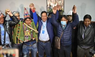 Σαρωτική νίκη των σοσιαλιστών στη Βολιβία: «Επιστροφή στη δημοκρατία»