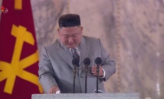 Λύγισε ο σκληρός Κιμ Γιονγκ Ουν και ζήτησε συγγνώμη από τους Βορειοκορεάτες (βίντεο)