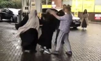 Χριστιανοί και μουσουλμάνοι πιάστηκαν στα χέρια σε βενζινάδικο λόγω μάσκας (βίντεο)