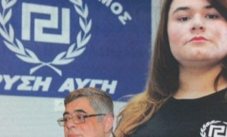 Η κόρη του Μιχαλολιάκου πέταξε νερό σε δημοσιογράφους