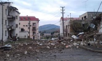 Το Αζερμπαϊτζάν βομβάρδιζε όλο το βράδυ την πρωτεύουσα των Αρμενίων του Αρτσάχ