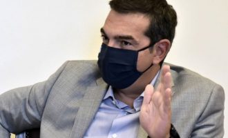 Ο Αλέξης Τσίπρας κατηγορεί τα κυβερνητικά στελέχη ότι εκμεταλλεύονται τις θέσεις τους για εμβολιασμούς με σέλφι