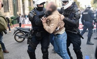 Αστυνομική βία: Πολίτες κατέρρευσαν ενώ αστυνομικοί άρπαζαν διαδηλωτές από τον λαιμό ή τους έπαιρναν σηκωτούς