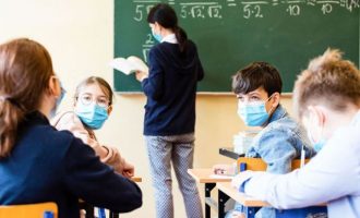 Η Κεραμέως ανοίγει τα σχολεία δίχως να έχουν εμβολιαστεί οι εκπαιδευτικοί
