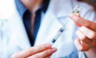 Νοσοκομεία στις ΗΠΑ παρέλαβαν εμβόλια αλλά δεν τα χορηγούν