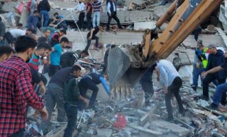 Σμύρνη σεισμός: 62 νεκροί, 940 τραυματίες, 218 νοσηλεύονται