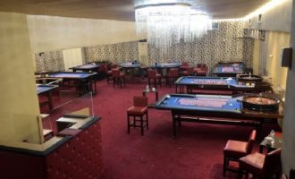 Έστησαν κορωνο-καζίνο εν μέσω πανδημίας – Παραβίασαν το lockdown για να παίξουν παράνομο τζόγο