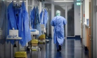 ΣΥΡΙΖΑ: Η κυβέρνηση ετοιμάζεται να καθίσει στο εδώλιο γιατρούς για χιλιάδες θανάτους