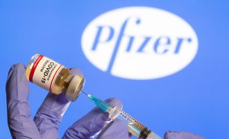 FT: Το εμβόλιο των BioNTech/Pfizer θα εγκριθεί την επόμενη εβδομάδα
