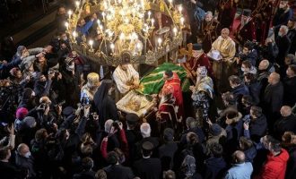 Σερβία: Συνωστισμός χωρίς μέτρα γύρω από τον Πατριάρχη Ειρηναίο που πέθανε από Covid-19