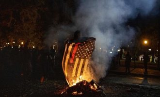 Διαδηλωτές με όπλα έκαψαν σημαίες των ΗΠΑ στο Πόρτλαντ