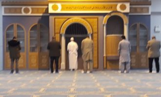 Με Έλληνα πολίτη ιμάμη και το κήρυγμα στα ελληνικά λειτουργεί το τζαμί της Αθήνας