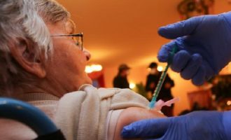 Κορωνοϊός: Σε κυρίες 101 ετών τα πρώτα εμβόλια στη Γερμανία