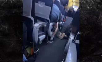 Επιβάτης με κορωνοϊό πέθανε σε αεροπλάνο την ώρα της πτήσης (βίντεο)