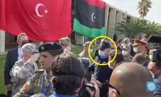 Ο Χουλουσί Ακάρ «επιθεωρεί» τις τουρκικές κατοχικές δυνάμεις στη Λιβύη