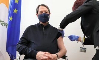 Εμβολιάστηκε ο Νίκος Αναστασιάδης: «Δώρο ζωής»