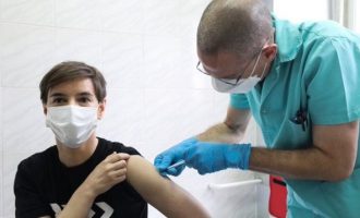 Η Σέρβα πρωθυπουργός Ανα Μπρνάμπιτς εμβολιάστηκε σε ζωντανή μετάδοση