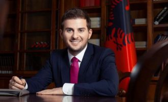 Αλβανία: Παραιτήθηκε το «θείο βρέφος» υπ. Εξωτερικών Γκεντ Τσάκαϊ