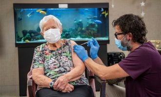 90χρονη η πρώτη που εμβολιάστηκε στην Ελβετία