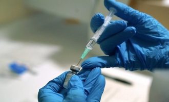 Γερμανός λοιμωξιολόγος: Τα εμβόλια προστατεύουν και από τη νέα μετάλλαξη του κορωνοϊού