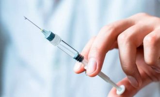 Tι είπε 32χρονη γιατρός στο «Αττικόν» που εμφάνισε αλλεργική αντίδραση μετά το εμβόλιο