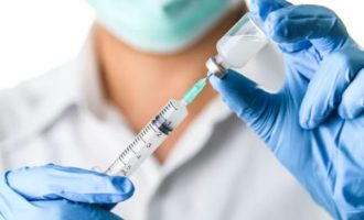 Η ΝΔ «μετατρέπει το εμβόλιο από δικαίωμα σε προνόμιο»