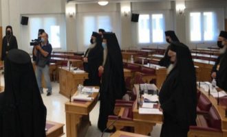 Οι κληρικοί ζητούν από τον Μητσοτάκη να ανοίξουν οι εκκλησίες στις γιορτές