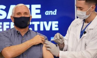 Εμβολιάστηκε σε ζωντανή μετάδοση ο Μάικ Πενς – «Είναι ιατρικό θαύμα» (βίντεο)