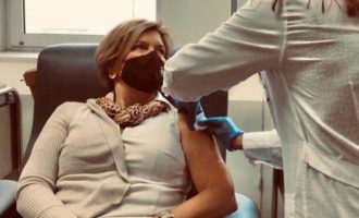 Διευθύντρια στο «Σωτηρία»: Δεν αισθάνομαι καμία παρενέργεια από το εμβόλιο