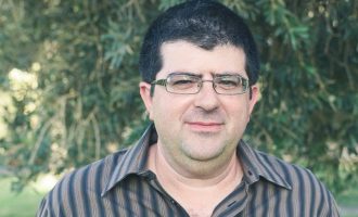 Ισραηλινός επιστήμονας: Η νέα μετάλλαξη μπορεί να είναι «μόνο η κορυφή του παγόβουνου»