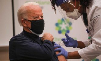 O Tζo Μπάιντεν εμβολιάστηκε μπροστά στις κάμερες (βίντεο)