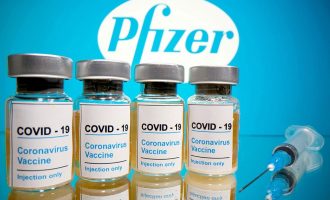 Reuters: Οι ΗΠΑ θα προχωρήσουν αρχικά μόνο με τη Pfizer για την τρίτη δόση