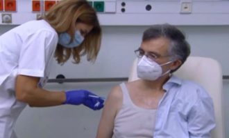 Εμβολιάστηκε ο Σωτήρης Τσιόδρας