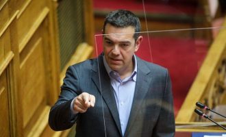 Στη Βουλή φέρνει ο Τσίπρας τον συνωστισμό σε βεράντα στην Ικαρία
