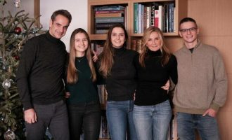 Καλή χρονιά από τον Κ. Μητσοτάκη με οικογενειακή φωτογραφία