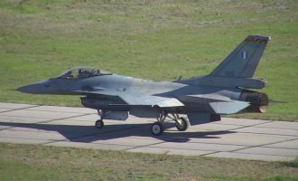 Το πρώτο ελληνικό F-16 αναβαθμισμένο σε Viper έκανε την Κυριακή την παρθενική του πτήση