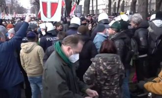 Μαζική επέμβαση της Αστυνομίας στη Βιέννη σε διαδήλωση κατά των περιοριστικών μέτρων