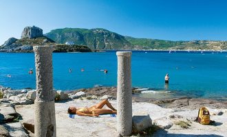 Τουρισμός: Οι Γερμανοί «ψάχνουν» Ελλάδα για διακοπές, αλλά ακόμη δεν κλείνουν