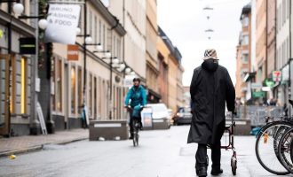 Η Σουηδία ανακοίνωσε αυστηρότερα μέτρα για τον κορωνοϊό