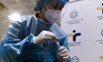 «Θερίζει» ο κορωνοϊός: 48 θάνατοι και αύξηση 23% στις νοσηλείες την τελευταία εβδομάδα