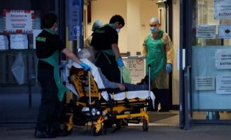 Σύμβουλος Τζόνσον: Η κατάσταση στα νοσοκομεία θυμίζει εμπόλεμη ζώνη