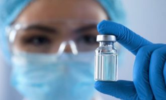 Που οφείλεται το πανευρωπαϊκό «μπάχαλο» με τα εμβόλια