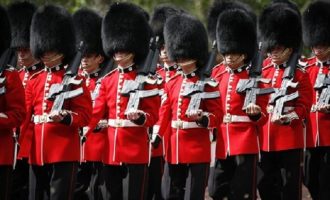 Μέλη της βασιλικής φρουράς της Βρετανίας σχεδίαζαν κλοπή πυρομαχικών