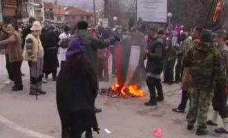 Καρναβαλιστές στη Βόρεια Μακεδονία έκαψαν τη σημαία της Βουλγαρίας