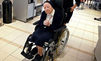Ο γηραιότερος άνθρωπος της Ευρώπης, μια τυφλή μοναχή, νίκησε τον κορωνοϊό