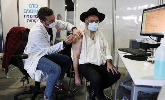 Ο δήμος του Τελ Αβίβ προσφέρει φαγητό και γλυκό σε όσους κάνουν το εμβόλιο